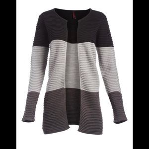 Yoki Brand New: Charcoal & Heather Gray
Color Block Open-Front Duster Size M